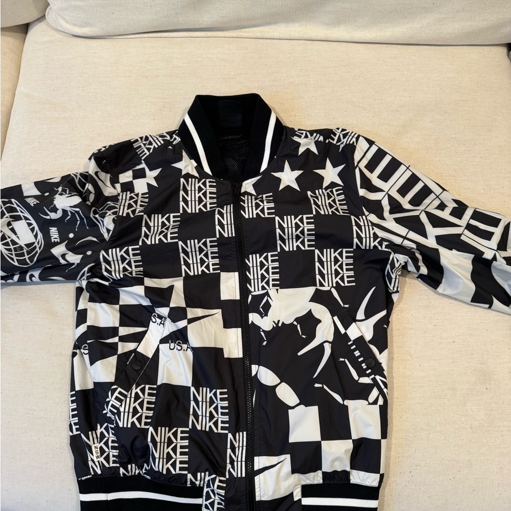 Nike windbreaker Graphic Jacket men’s small